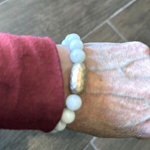 Gorgeous elastic beaded bracelet w/ hammered gold bead. BRAND NEW!